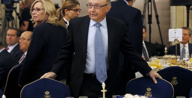 El ministro de Hacienda, Cristóbal Montoro, entre los asistentes a la conferencia organizada por Forum Europa en Madrid en la que han intervenido la vicepresidenta del Gobierno, Soraya Sáenz de Santamaría y el secretario de Estado de Presupuestos y Gastos