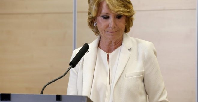 Esperanza Aguirre, durante la comparecencia en la que anuncia su dimisión por la Operación Lezo. EFE/Kiko Huesca