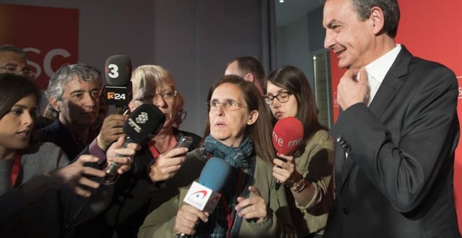El expresidente del Gobierno José Luis Rodríguez Zapatero (d) atiende hoy a los medios tras reunirse con el primer secretario del PSC, Miquel Iceta, en Barcelona, donde ha asegurado que su reto es "deshacer" los "prejuicios" en Cataluña contra la candidat