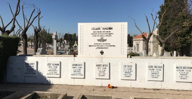 La Funeraria municipal retira el último vestigo de la Legión Cóndor del cementerio de La Almudena