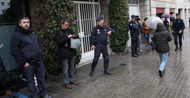 Aspecto de la entrada del edificio de Barcelona donde se encuentra la vivienda del expresidente de la Generalitat Jordi Pujol, que está siendo registrada desde primeras horas de la mañana. | ALEJANDRO GARCÍA (EFE)