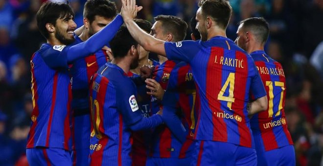Los jugadores del Barcelona celebran uno de los goles a Osasuna. EFE/Quique García