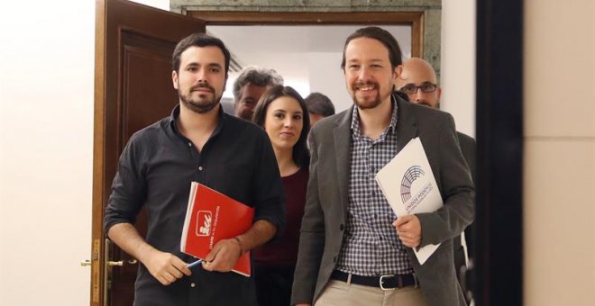 El secretario general de Podemos, Pablo Iglesias (d), y el líder de IU, Alberto Garzón. - EFE