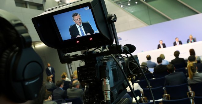 Una cámara de televisión encuadra la imagen del presidente del BCE, Mario Draghi, durante la rueda de prensa mensual en la sede de la entidad tras la reunión del Consejo de Gobierno. REUTERS/Kai Pfaffenbach