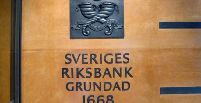 El logo del Banco de Suecia (Riksbank) en la entrada de su sede en Estocolmo. REUTERS