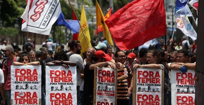 Un grupo de personas participa en una manifestación en contra de políticas económicas de Michel Temer. EFE
