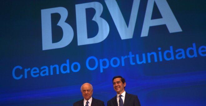 El presidente del BBVA, Francisco González, y el consejero delegado, Carlos Torres, en la junta de accionistas de la entidad. REUTERS