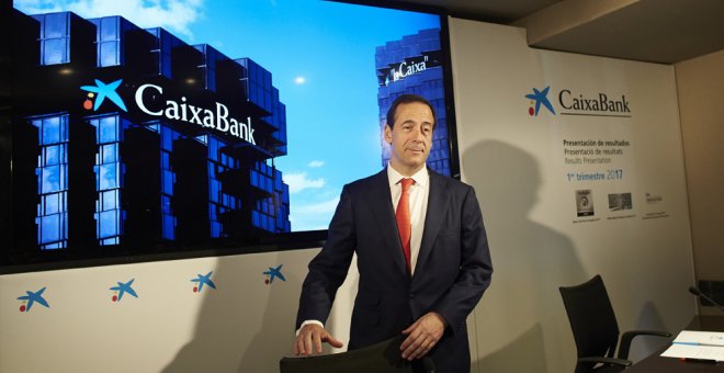 El consejero delegado de CaixaBank, Gonzalo Cortázar, durante la rueda de prensa en Barcelona en la que se han presentado los resultados trimestrales del grupo. EFE/Alejandro García