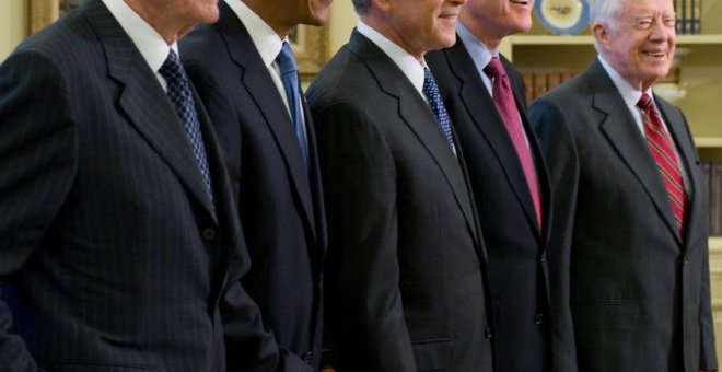 Los expresidentes de Estados Unidos George H. W. Bush, Bill Clinton, George Bush Junior y Barack Obama reunidos en el despacho Oval de la Casa Blanca en Washington.