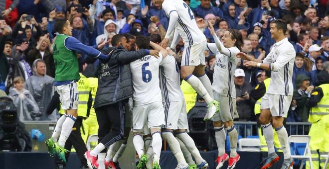 Los jugadores del Real Madrid celebran el gol marcado por su compañero Marcelo, el segundo del conjunto blanco, ante el Valencia durante el partido correspondiente a la trigésimo quinta jornada de LaLiga Santander disputado hoy en el estadio Santiago Ber