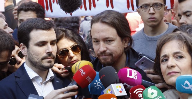 El secretario general de Podemos, Pablo Iglesias, en declaraciones a los medios al inicio de la manifestación convocada por los sindictatos UGT y CCOO con motivo del Primero de Mayo. EFE/Paco Campos