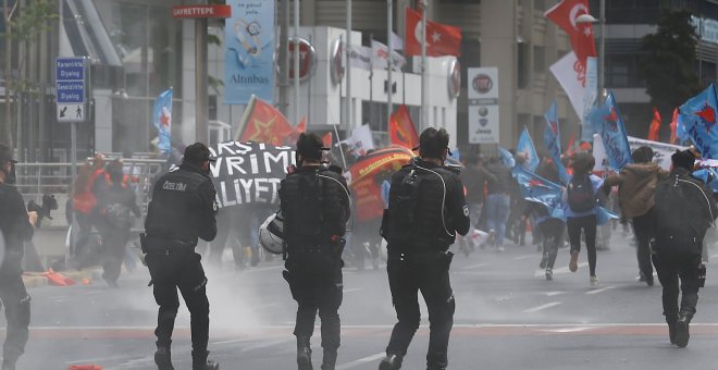 Enfrentamientos entre manifestantes y la policía turca durante el Día Internacional del Trabajador. REUTERS/Umit Bektas