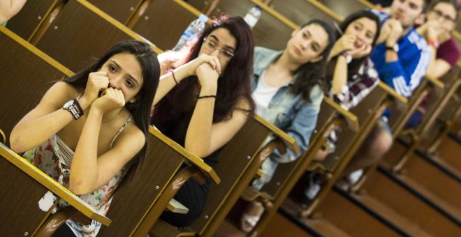 Estudiantes en la Universidad de Barcelona esperan para examinarse de Selectividad. EFE