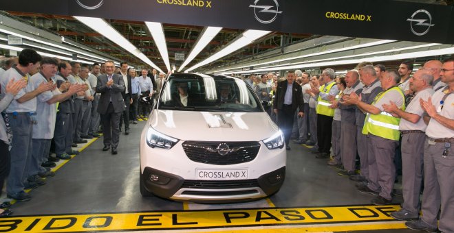 Trabajadores de la factoria zaragozana de Figueruelas aplauden la salida de la primera unidad del Opel Crossland X (el primer modelo fruto de la colaboración de la empresa alemana con el Grupo PSA) conducido por el presidente y consejero delegado de Opel,