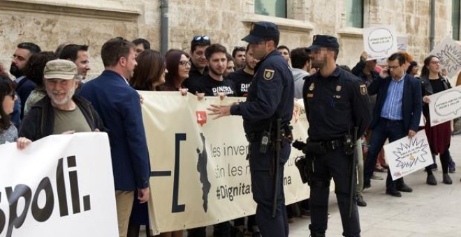 Imagen de la concentración de este martes frente a las Cortes Valencianas - EFE