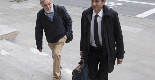 El exconsejero delegado de Adigsa Josep Antoni Fontdevila, junto a su abogado, a su llegada a la Audiencia de Barcelona donde se celebra el juicio por el presunto pago de comisiones en la empresa de vivienda de la Generalitat. EFE/Marta Pérez