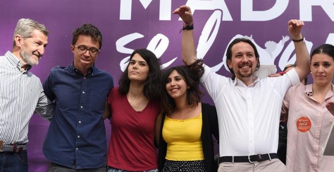 Los dirigentes de Podemos Julio Rodríguez, Íñigo Errejón, Isabel Serra, Pablo Iglesias e Irene Montero, entre otros, durante el acto "Madrid se levanta". EFE/Fernando Villar