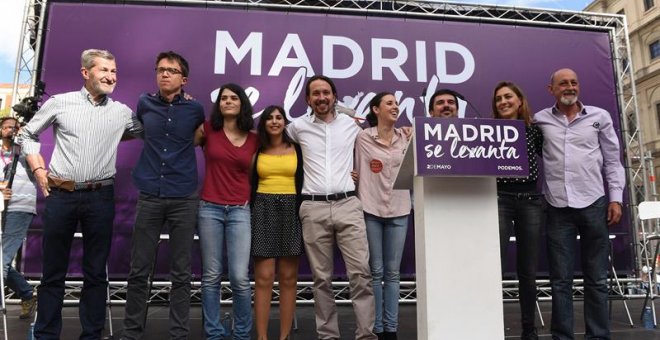 Los dirigentes de Podemos Julio Rodríguez, Íñigo Errejón, Isabel Serra, Pablo Iglesias e Irene Montero, entre otros, durante el acto "Madrid se levanta". EFE/Fernando Villar