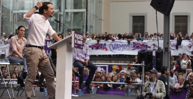 El secretario general de Podemos Pablo Iglesias, durante su intervención en el acto "Madrid se levanta", con motivo de la celebración del 2 de mayo, en la plaza del Museo Reina Sofía, en Madrid. EFE/FERNANDO VILLAR