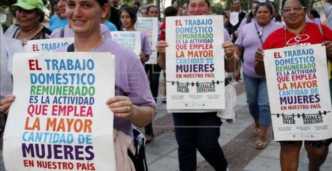 Las mujeres, líderes en labores del hogar aunque trabajen a jornada completa / EFE