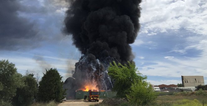 Incendio desatado en una fábrica de disolventes en Arganda del Rey. /@112CMADRID
