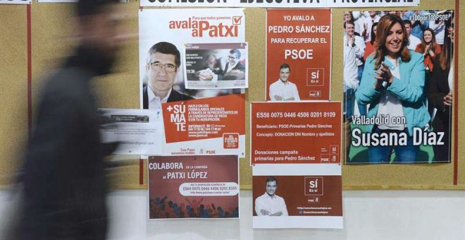 n hombre pasa por delante de los carteles de apoyo a los tres candidatos a la Secretaría General del PSOE colocados en la sede del PSOE de Valladolid | NACHOI GALLEGO (EFE)