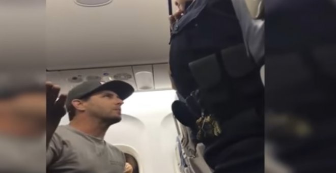 Imagen del vídeo que muestra la discusión entre el pasajero y una agente aeroportuaria.