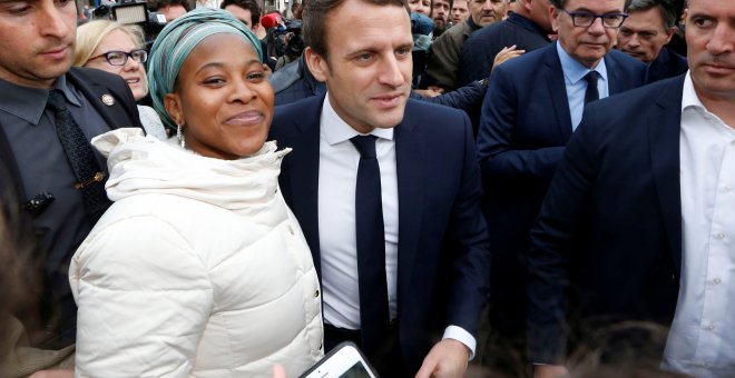 Emmanuel Macron se hace una fotografía con una seguidora durante su campaña en Rodez (Francia). /REUTERS