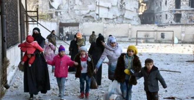 Familias sirias huyen del país por el conflicto armado. REUTERS