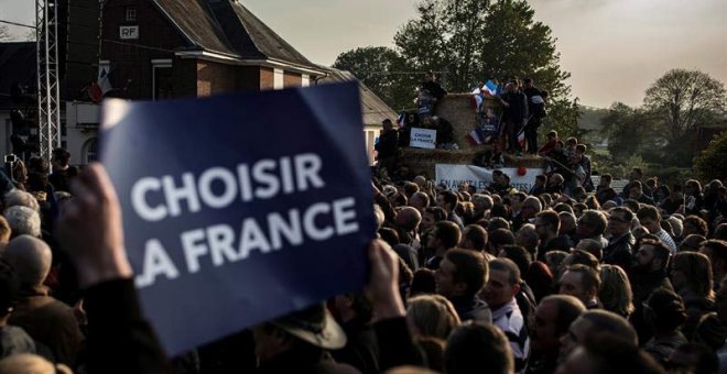 Seguidores de la candidata a la presidencia de Francia por el partido de ultra derecha Frente Nacional (FN) Marine Le Pen asisten a un acto de campaña en Ennemain. | IAN LANSGSDON (EFE)