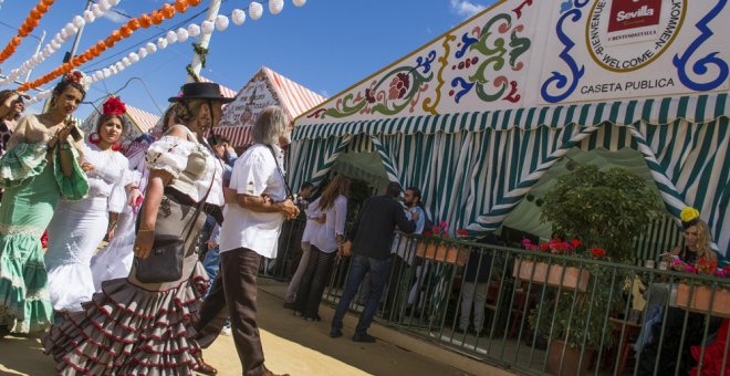 Unas personas llegan a la caseta que el Ayuntamiento sevillano ha dispuesto abierta para los turistas que visitan la Feria de Abril, ya que la mayoría son privadas. EFE/ Raúl Caro