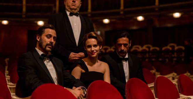 Una imagen del primer capítulo de la tercera temporada de 'El ministerio del tiempo' con el actor José Manuel Egido (centro) caracterizado como Hitchock.