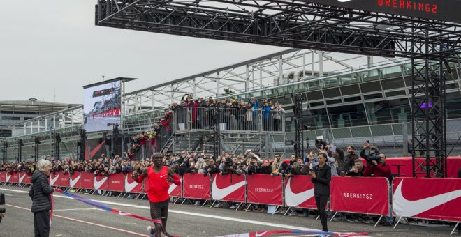 El atleta keniata a su llegada a la meta en la localidad italiana de Monza tras correl el maraton más rápido de la historia en 2:00.24. EFE