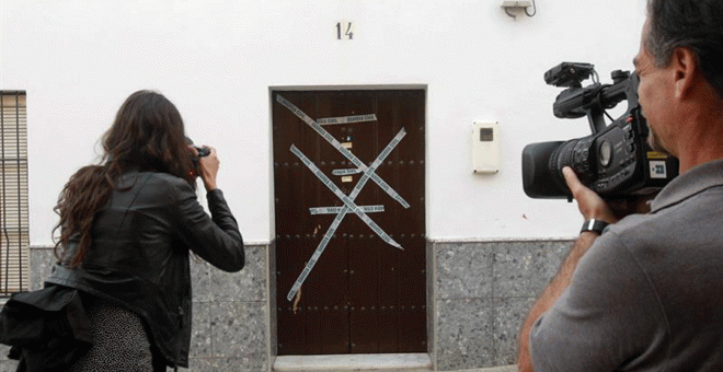Miembros de los medios de comunicación sacan imágenes del domicilio del supuesto autor del asesinato.- EFE