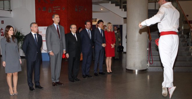 Felipe VI durante el aurresku de Honor, a su llegada al Palacio Euskalduna el 26 de Octubre de 2015./ Casa Real