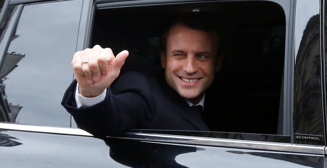 Macron saluda a sus simpatizantes tras depositar el voto.- REUTERS