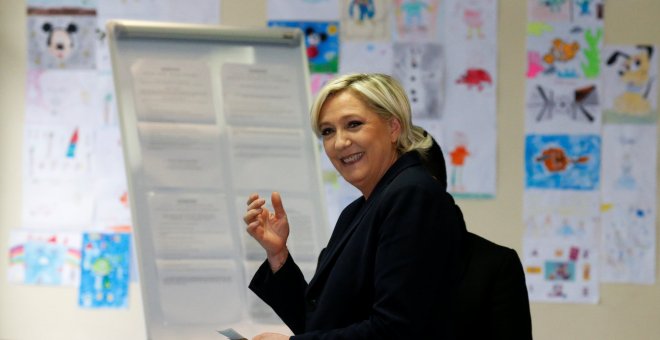 La candidata del Frente Nacional, Marine Le Pen, en el colegio electoral tras depositar su voto para las presidenciales francesas. REUTERS/Pascal Rossignol