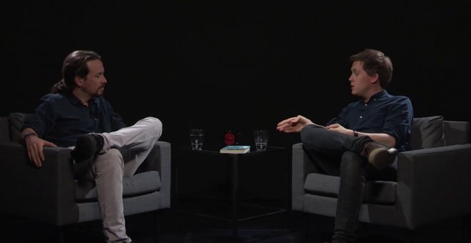 Pablo Iglesias entrevista en 'Otra Vuelta de Tuerka' al columnista y escritor británico Owen Jones