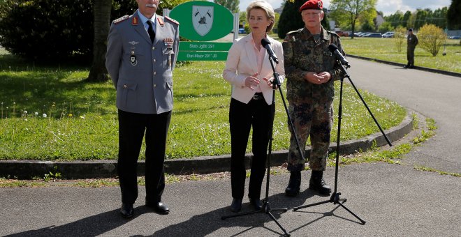 La ministra alemana de Defensa, Ursula von der Leyen, el general alemán Volker Wieker, máximo responsable de las fuerzas armadas germanas, y el inspector del Ejército, el teniente general Joerg Vollmer. - REUTERS