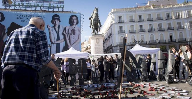 Concentración convocada por la Asociación Ve-la luz, que promovió una huelga de hambre en la Puerta del Sol durante veintiséis días entre febrero y marzo de este año y que este domingo vuelven al kilómetro cero de la capital para exigir medidas contra la