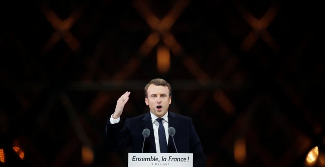 Emmanuel Macron, durante su discurso como ganador de las presidenciales francesas junto al museo del Louvre, en París. - REUTERS