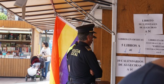 La Policía obliga a retirar una bandera republicana en la Feria del libro de Algeciras