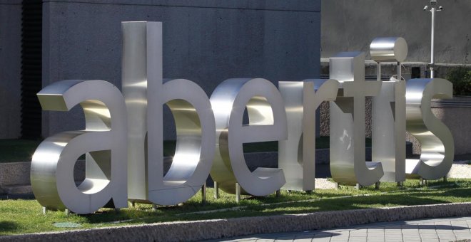 El logo de Abertis, delante el edificio de su sede en Madrid. E.P.