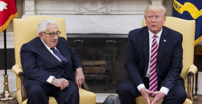 El presidente estadounidense, Donald J. Trump,mantiene un encuentro con el ex secretario de Estado Henry Kissinger. - EFE