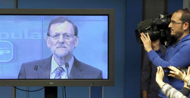 Los periodistas siguen un discurso de Rajoy desde la sala de prensa. EFE/J.J. Guillén