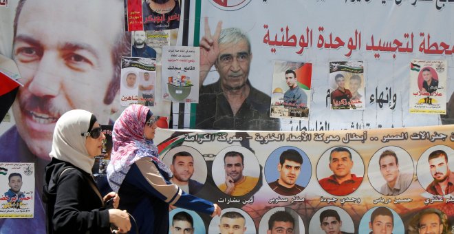 Mural con los presos palestinos en huelga de hambre / REUTERS