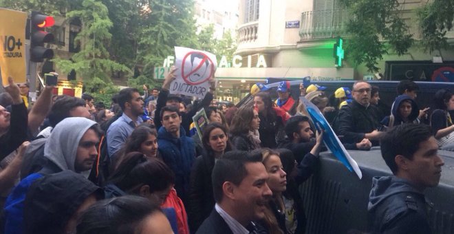 Opositores a Maduro cercan a un centenar de personas en la Embajada de Venezuela.