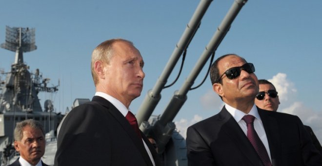 El presidente de Rusia, Vladimir Putin, y el de Egipto, Abdel Fatah al Sisi, durante un encuentro durante una visita al puerto Sochi en agosto de 2014. - AFP