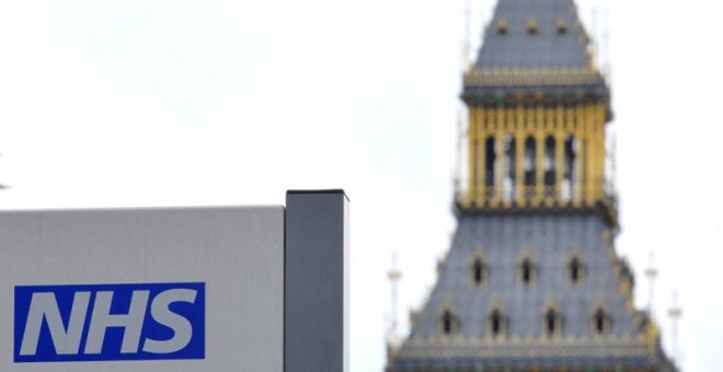 Un cartel del Servicio Nacional de Salud británico en Londres. | REUTERS