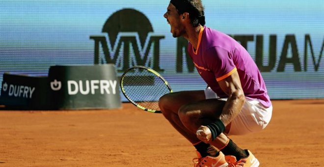 Rafael Nadal celebra su victoria ante el serbio Novak Djokovic en semifinales del Mutua Madrid Open en la Caja Mágica de Madrid. EFE/Sergio Barrenechea